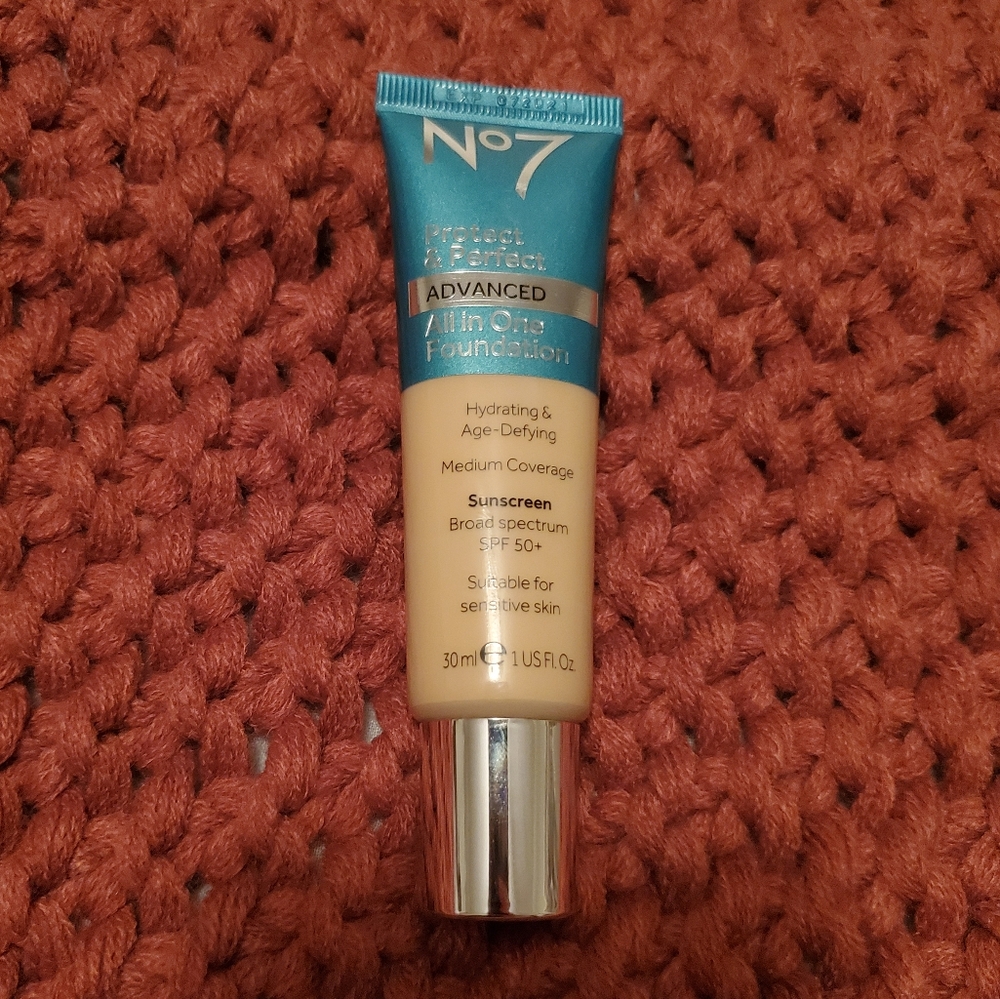 Medium coverage foundation warm beige No7